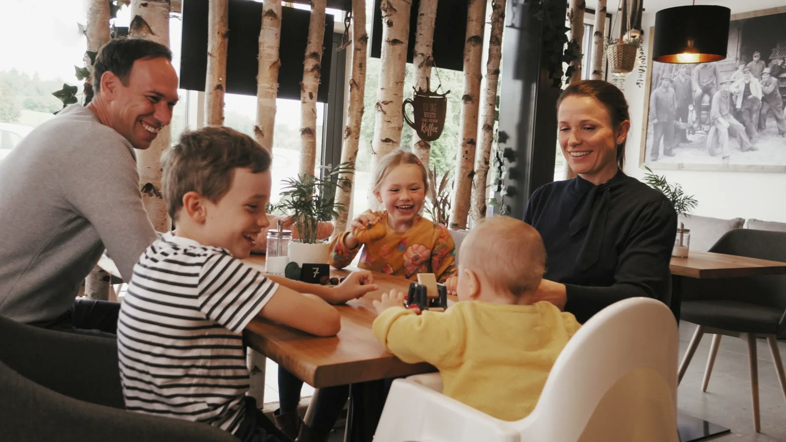 Familie beim Essen im Hofcafé Familie beim Essen im Hofcafé