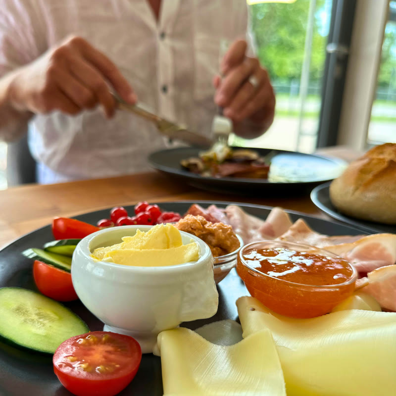 Gedeckter Frühstückstisch Gedeckter Frühstückstisch