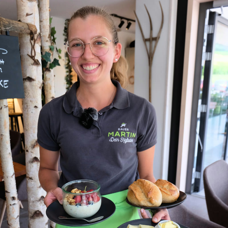 Frühstückstisch im Hofcafé Frühstückstisch im Hofcafé