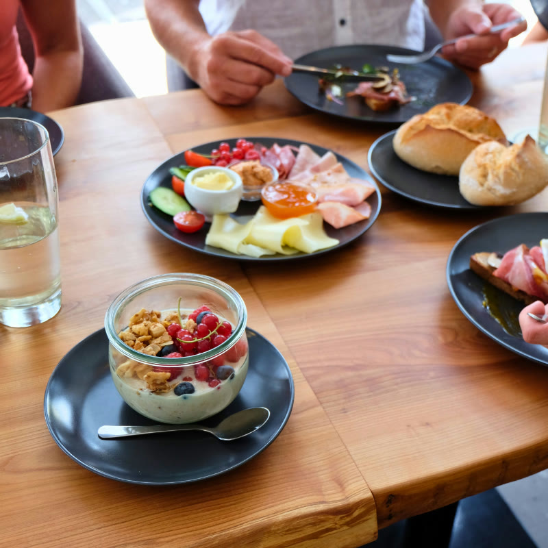 Frühstück mit Müsli, Brötchen und Aufschnitt Frühstück mit Müsli, Brötchen und Aufschnitt