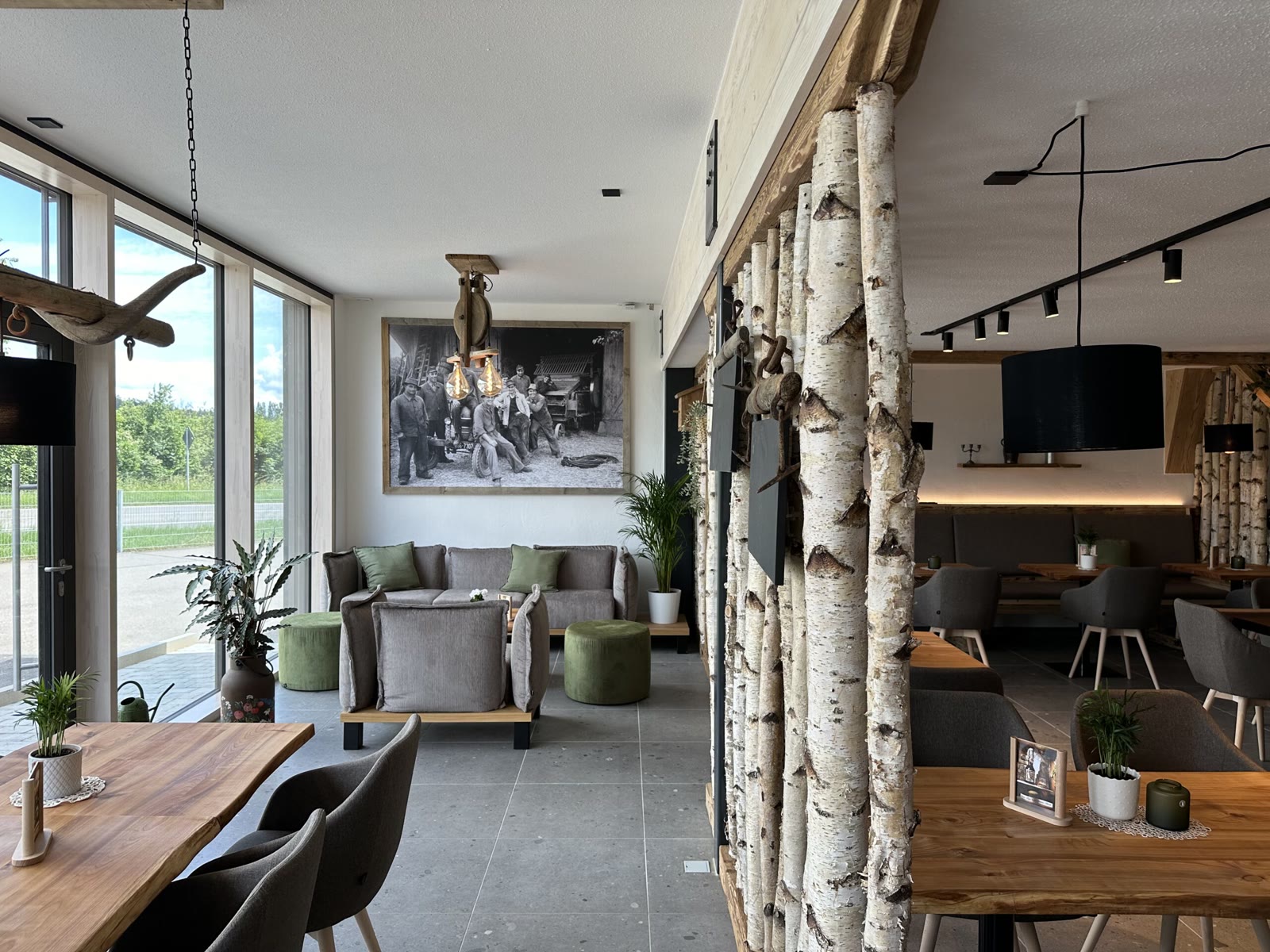 Innenraum des Hofcafés mit Birkenstämmen und Sitzecke Innenraum des Hofcafés mit Birkenstämmen und Sitzecke