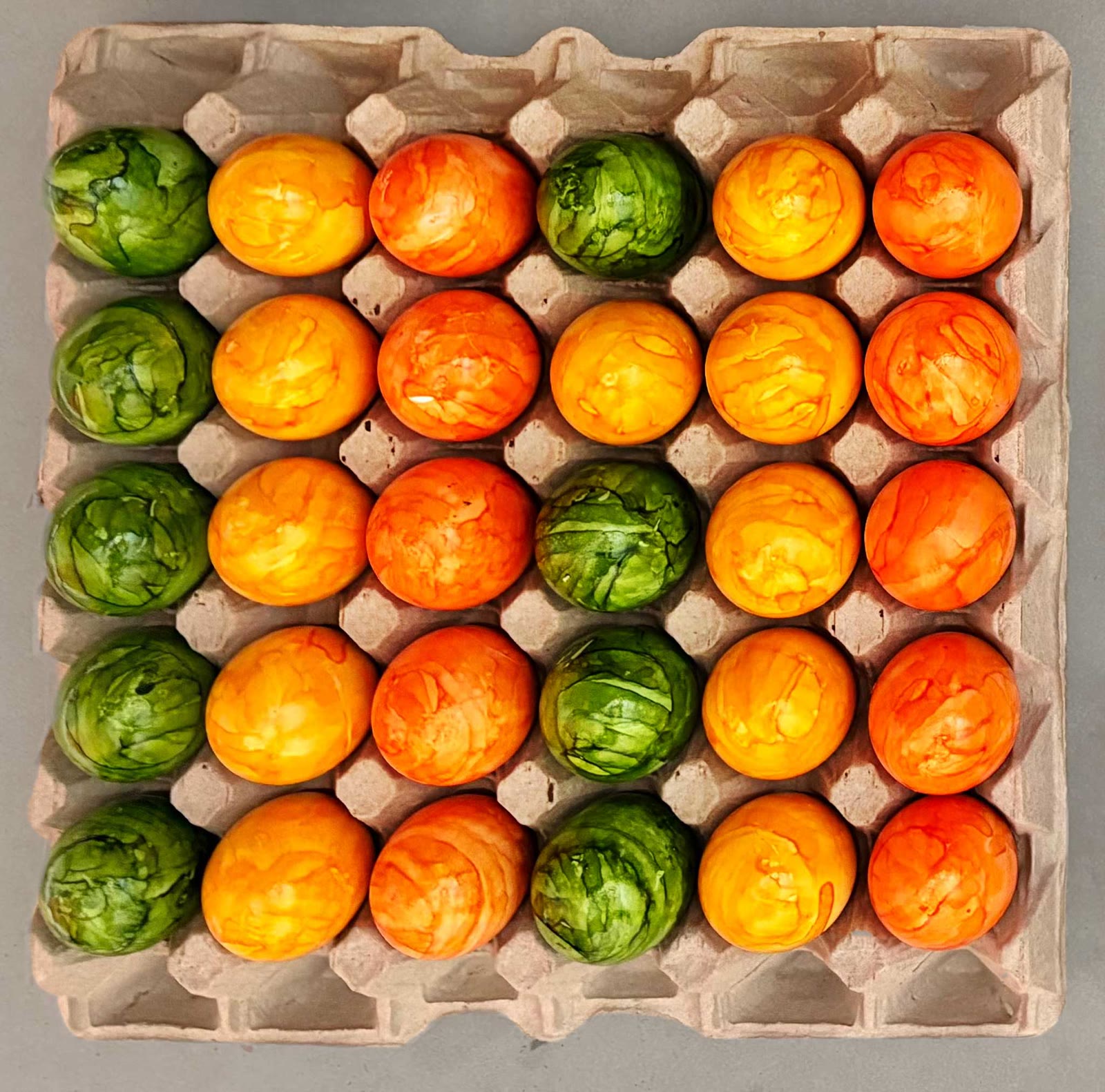 Bunt gefärbte Vespereier
